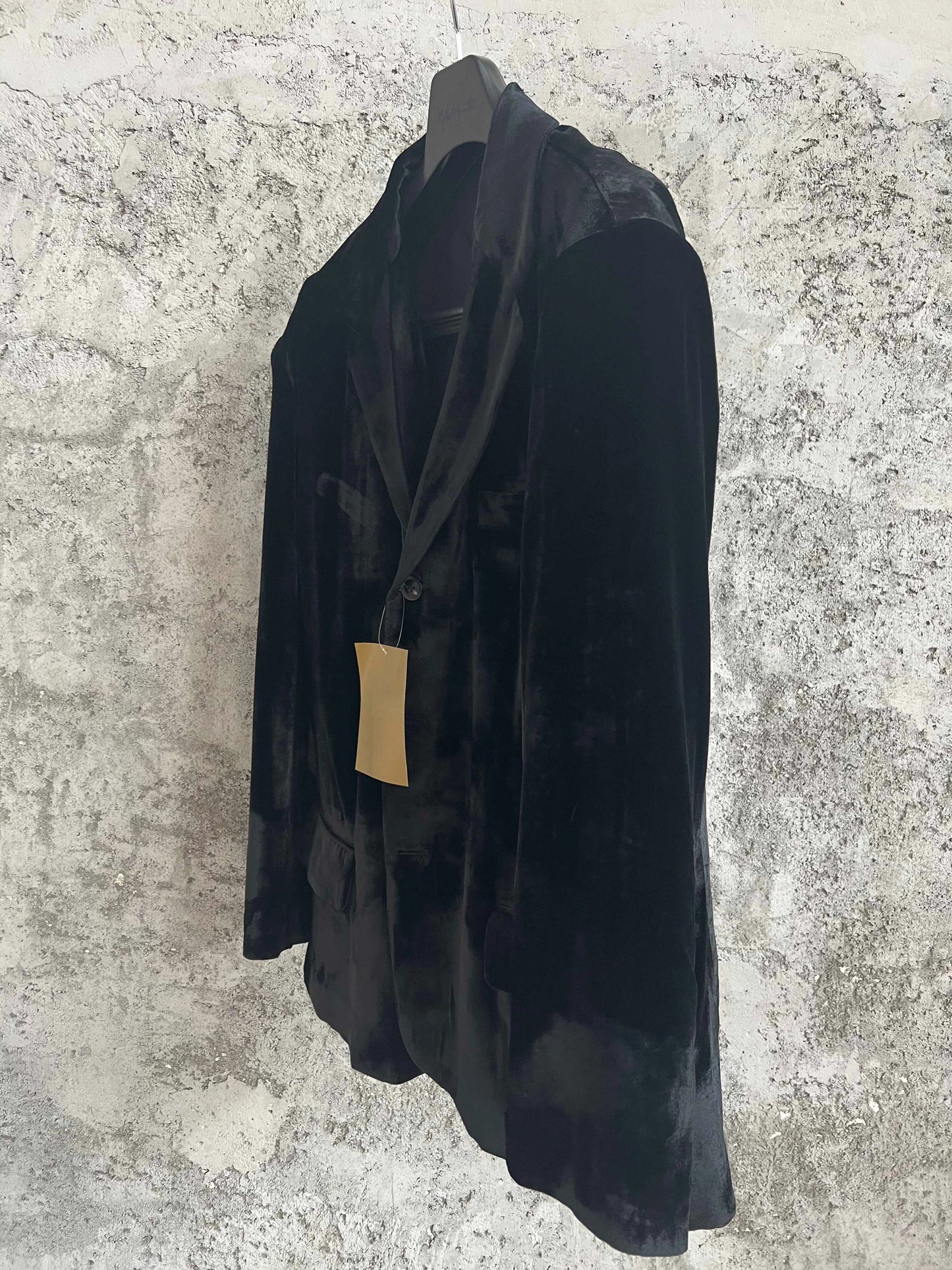 TOP-YAMAMOTO black velvet suit, a sophisticated and elegant jacket, a fitted and waist-cinching men's suit jacket