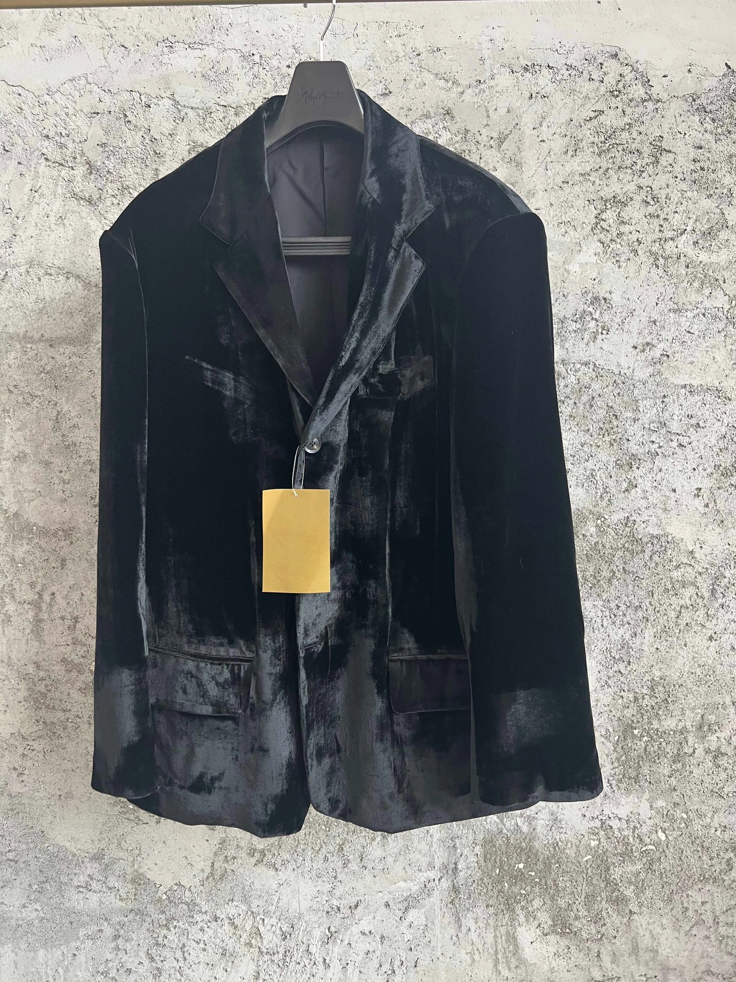 TOP-YAMAMOTO black velvet suit, a sophisticated and elegant jacket, a fitted and waist-cinching men's suit jacket