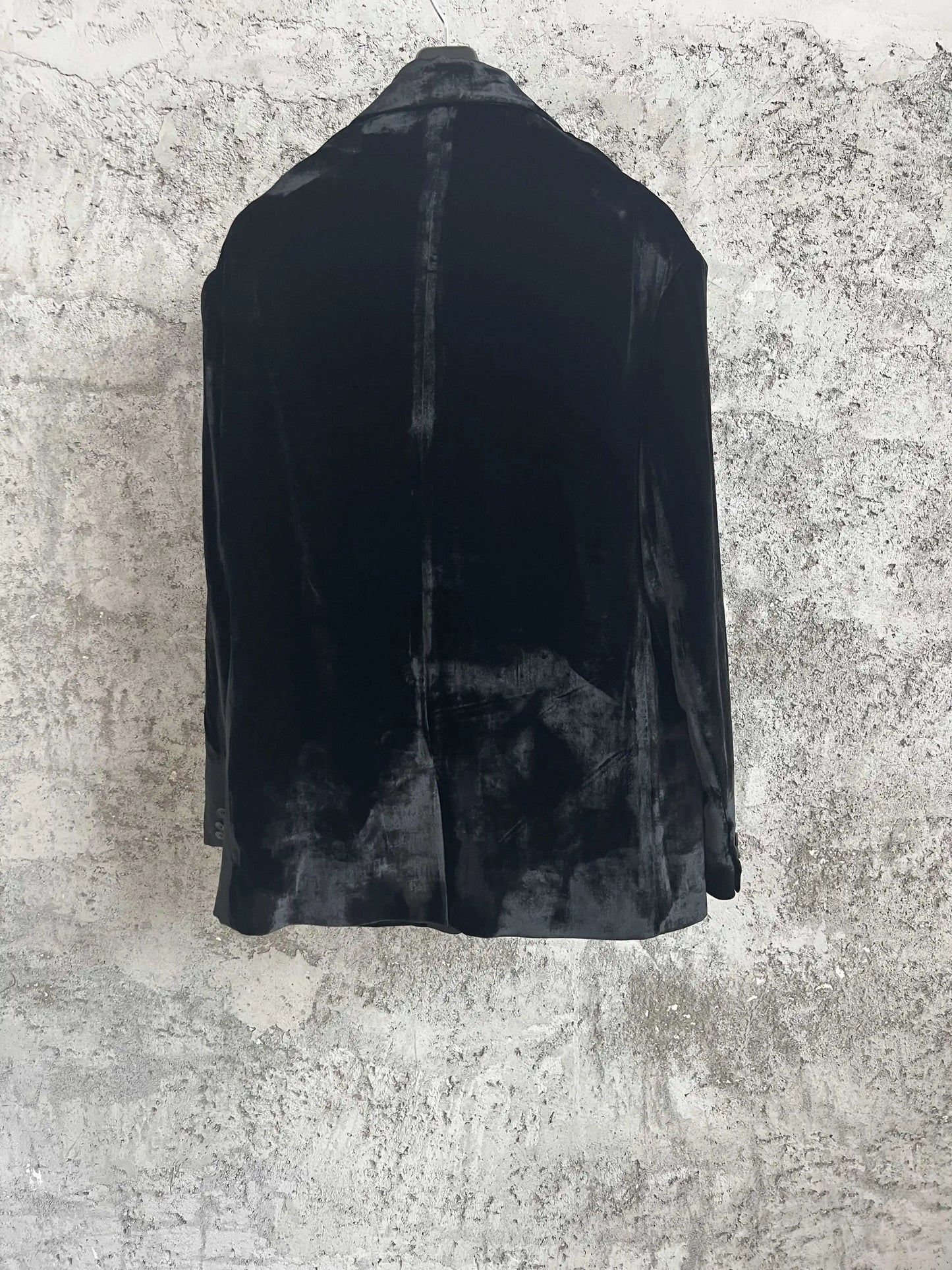 TOP-YAMAMOTO black velvet suit, a sophisticated and elegant jacket, a fitted and waist-cinching men's suit jacket