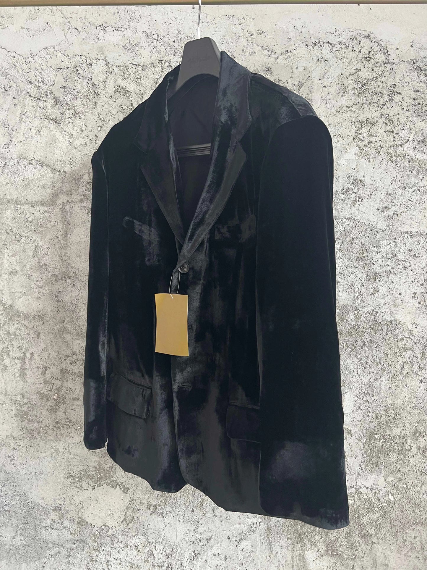 TOP-YAMAMOTO black velvet suit, a sophisticated and elegant jacket, a fitted and waist-cinching men's suit jacket